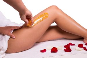 Epilation de la cuisse à la pâte à sucre 